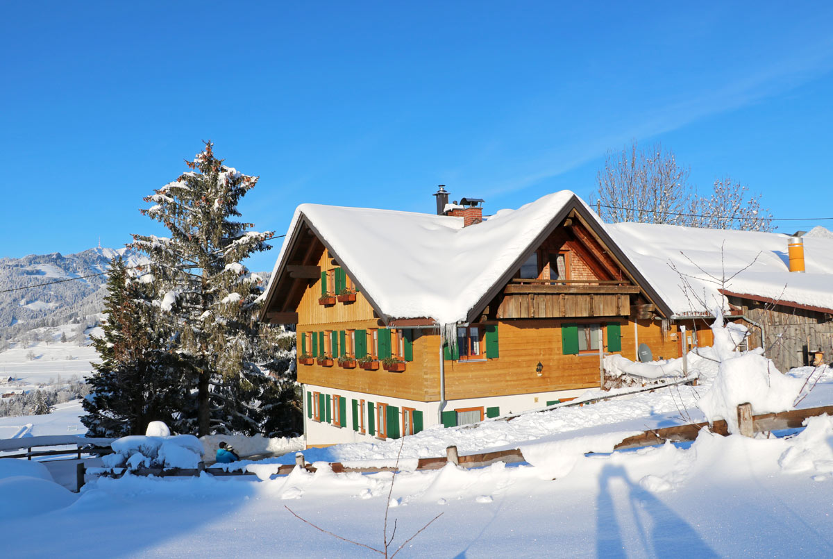 Hausansicht im traumhaften Winter