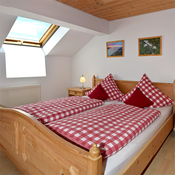 Schlafzimmer mit Doppelbett